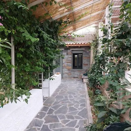 το μικρό σπίτι στον κήπο Karystos (Evia)