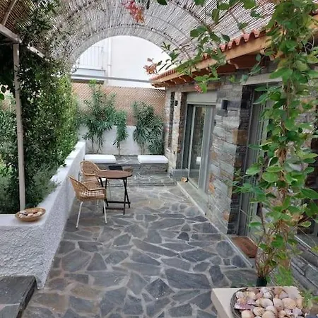 το μικρό σπίτι στον κήπο